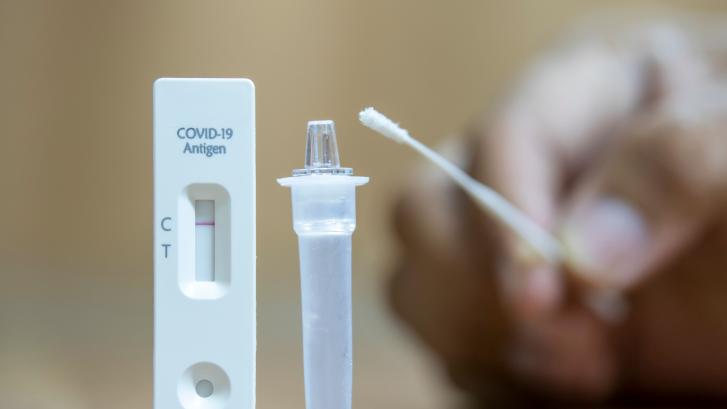 Esto es lo que te dice (y lo que no) un test de antígenos