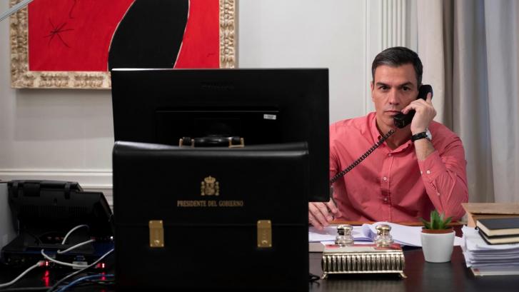Bromas en Twitter con esta foto de Pedro Sánchez al teléfono en su despacho