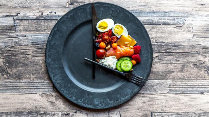 El ayuno intermitente no es una dieta, sí ayuda a adelgazar y sólo es apto para personas sanas