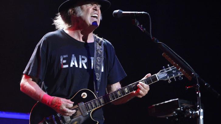 Neil Young retira su música de Spotify por emitir desinformación sobre el coronavirus