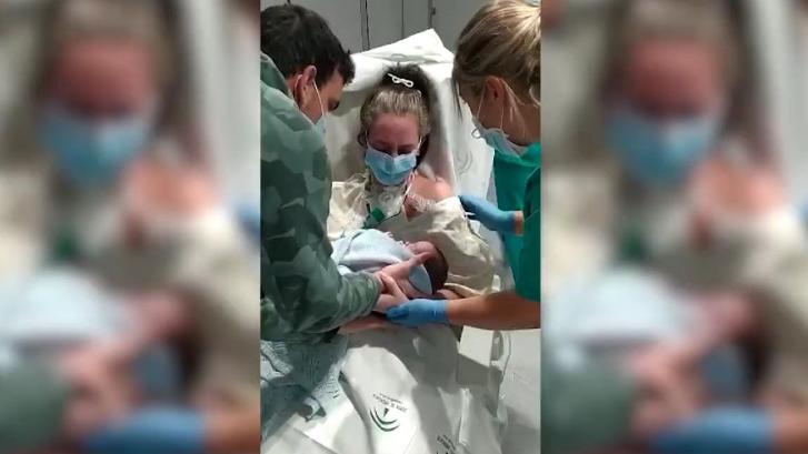 El emotivo primer encuentro entre una madre, ingresada por covid, y su bebé de un mes