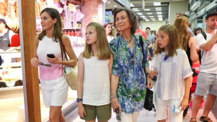 Iñaki López triunfa con su reflexión sobre esta foto de Sofía, Letizia y sus hijas en el mercado