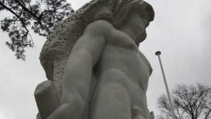 La solución de este pueblo francés para preservar el pene de su estatua de Hércules