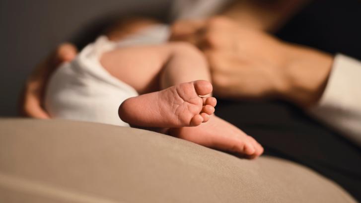 Una sentencia reconoce el derecho de una madre monomarental a acumular permisos de nacimiento y ayudas