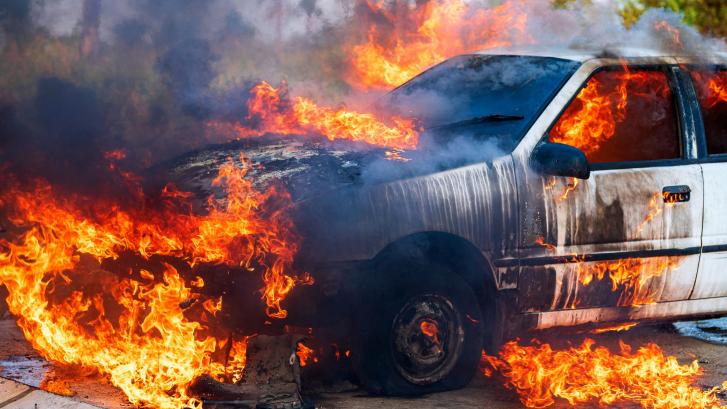 Muere un hombre en Gran Canaria al estrellar su coche contra la casa de su exmujer y prenderle fuego