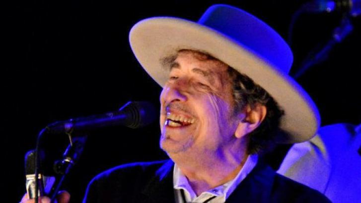 Esta es probablemente la única foto que verás de Bob Dylan cerca del Nobel de Literatura
