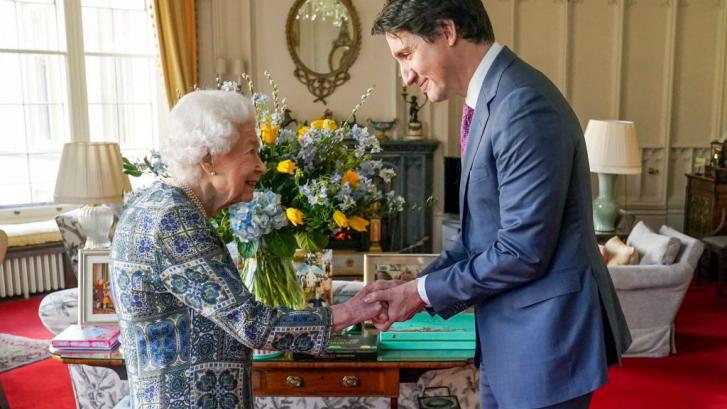 El detalle de esta foto de Isabel II y Trudeau: cuesta verlo pero impacta a quien se fija