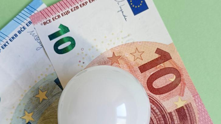 Cinco trucos con los que puedes ahorrar más de 40 euros al mes en la factura de la luz