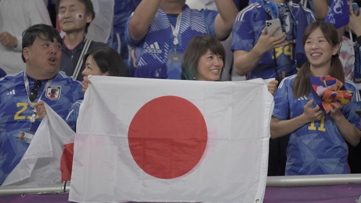 Los aficionados japoneses dan ejemplo una vez más: se quedan a limpiar el estadio después de su debut en el Mundial
