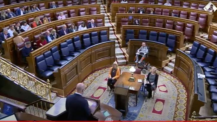 Graban lo que han hecho Patxi López y otros del PSOE al poco de empezar el partido de España