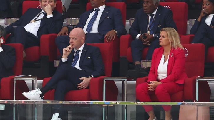 La ministra de Interior alemana planta cara a la FIFA: lo llevaba bajo la chaqueta