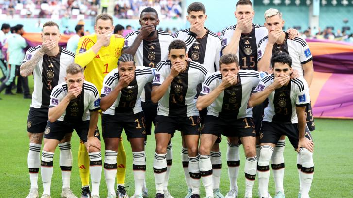 Los jugadores de Alemania se cubren la boca para protestar ante la FIFA