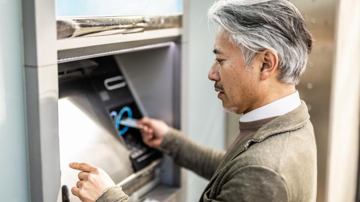 La OCU lanza esta advertencia para las personas que tengan sus ahorros en el banco