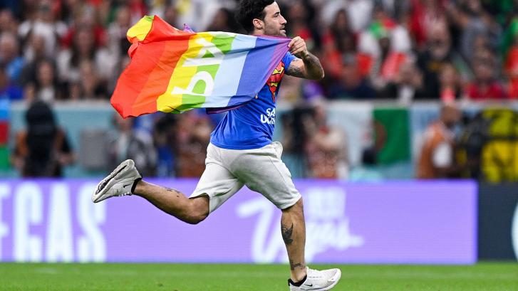 No es la LGTBI: qué significa la bandera con la que saltó un espontáneo en Qatar