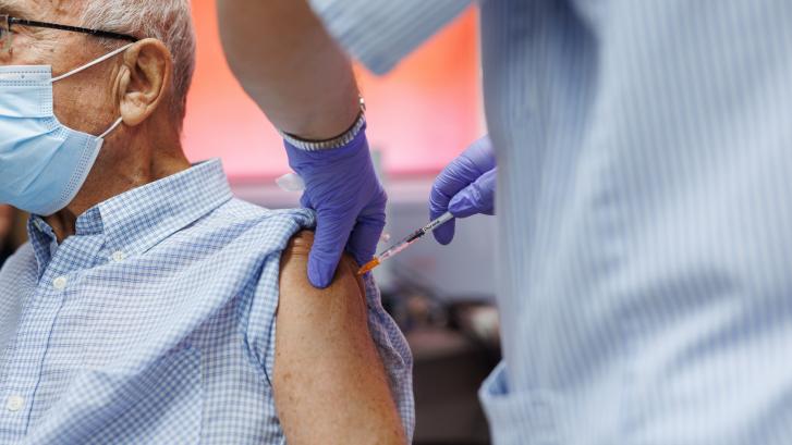 La fatiga pandémica estanca la vacunación de la cuarta dosis contra la covid