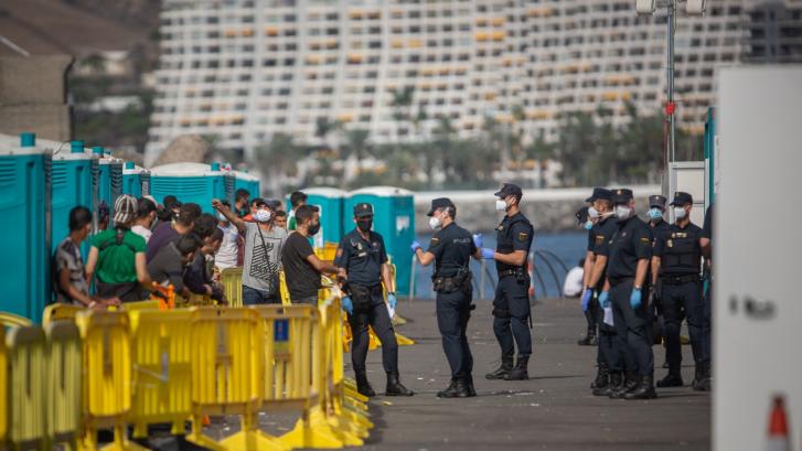 La cifra de migrantes en el Muelle de Arguineguín sigue cayendo y se sitúa por debajo de 600