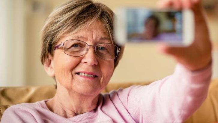 Esta abuela demuestra que los 'selfies' no tienen edad