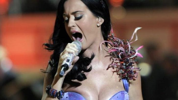 Aluvión de críticas independentistas a Katy Perry por anunciar su concierto en Barcelona con un escudo de España
