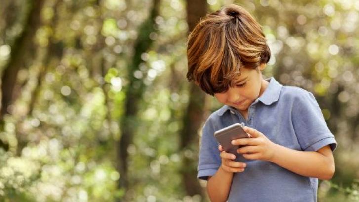 ¿Deberían firmar padres e hijos un contrato para el uso responsable del móvil?