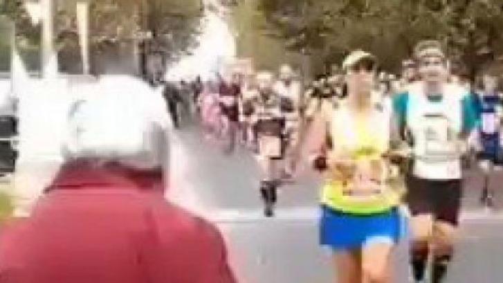 Esta abuelita se ha vuelto viral y todas las maratones deberían tener una como ella