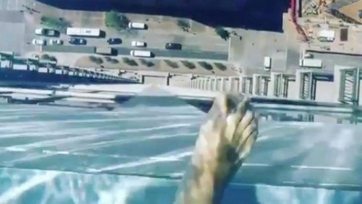 Mira lo que se siente al bañarse en la piscina más vertiginosa del mundo