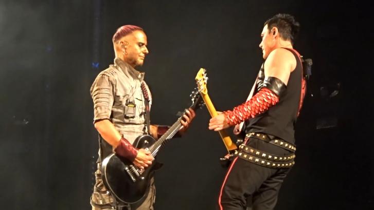 'Rammstein' se besa durante su concierto en Rusia contra la LGTBfobia