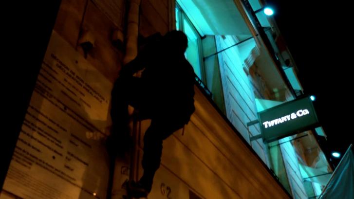 Jóvenes hacen parkour para apagar los escaparates encendidos de noche en París