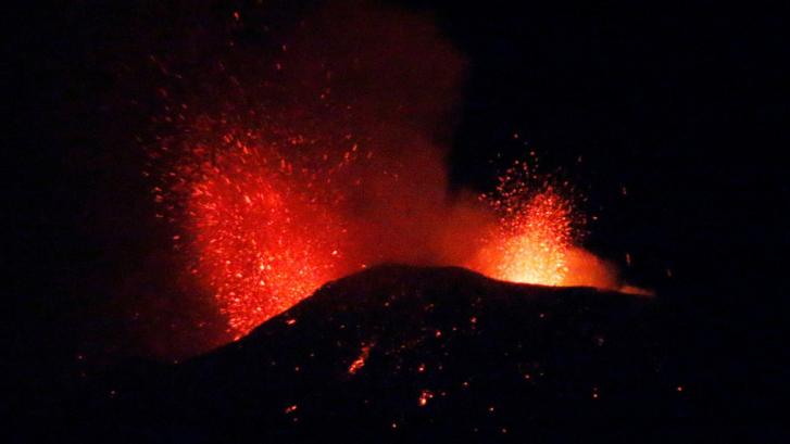 El volcán Etna entra en erupción y llena de ceniza la ciudad italiana de Catania