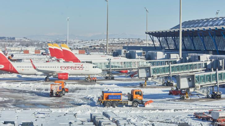 Las increíbles imágenes del aterrizaje de un avión en Barajas tras la nevada