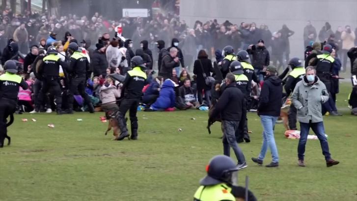 Más de 100 detenidos en una protesta contra el toque de queda en Ámsterdam