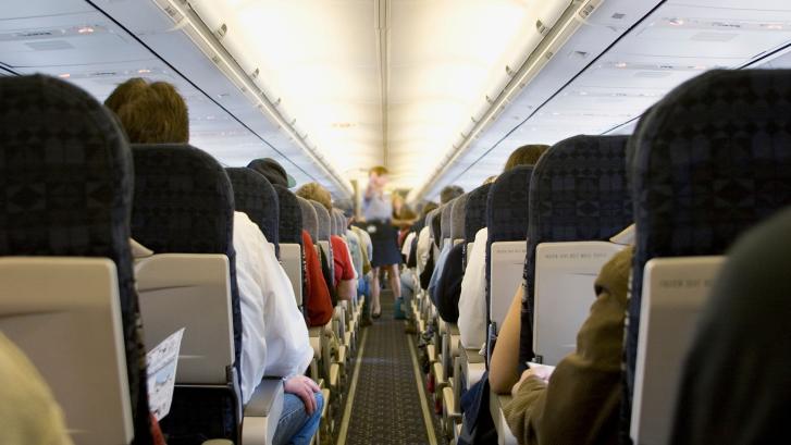 Una pasajera agrede a otros viajeros que le piden que se ponga la mascarilla en el avión