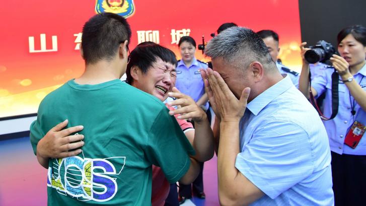 Dos padres se reencuentran con su hijo secuestrado hace 24 años en China