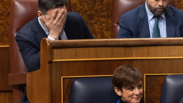 Batet y Gil presiden el izado de la bandera a las puertas del Congreso