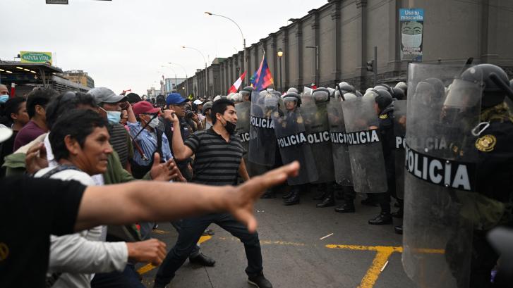 Simpatizantes y opositores de Pedro Castillo se enfrentan ante la comisaría de Lima en la que está detenido