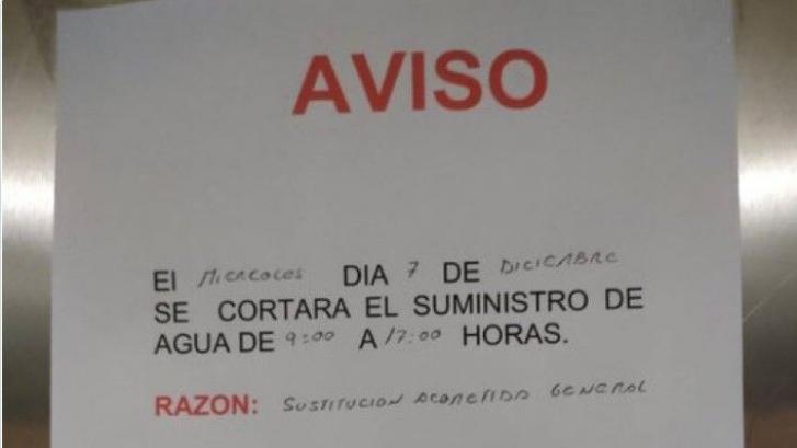 Cuelgan un cartel para avisar de obras en un piso y se lía la mundial por un vecino