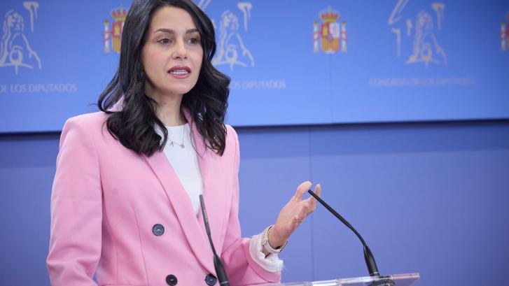 Arrasa en redes al fijarse en este detalle de la comentada rueda de prensa de Arrimadas en el Congreso