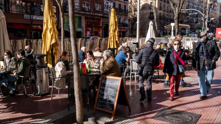 Las terrazas de los bares asedian a los vecinos de Madrid