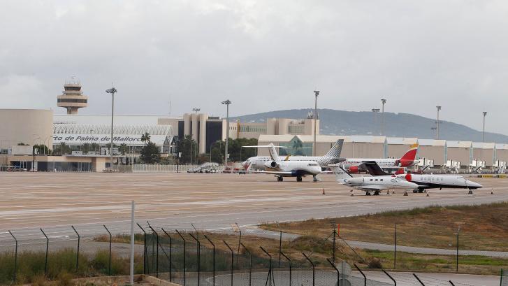 La Fiscalía pide cinco años de cárcel por sedición para los migrantes huidos de un avión en Palma