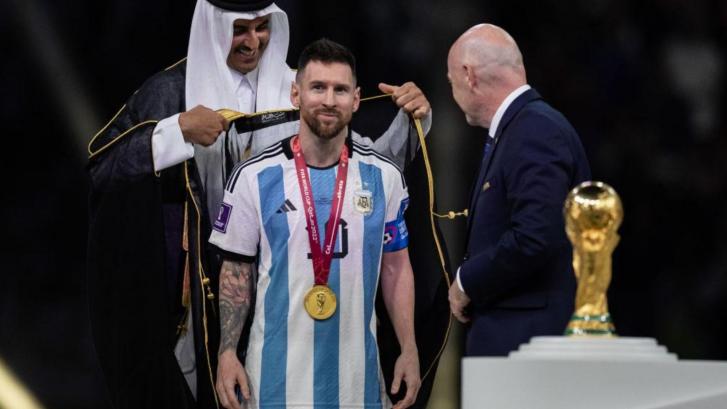 Una experta en protocolo se pronuncia claramente sobre si Messi hizo bien poniéndose la 'capa'