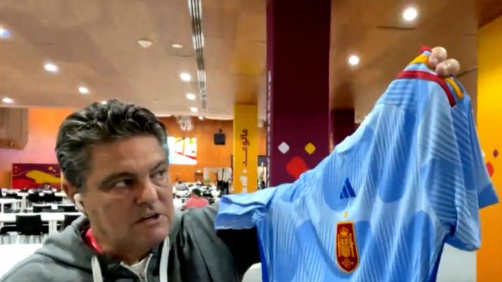 Joaquín Maroto enseña la camiseta con la que jugará España ante Marruecos