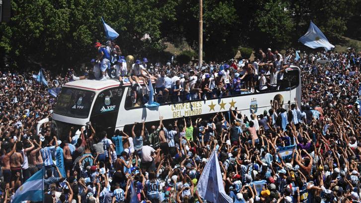 Evacúan a los jugadores de Argentina en helicóptero debido a la aglomeración de gente en la celebración del Mundial