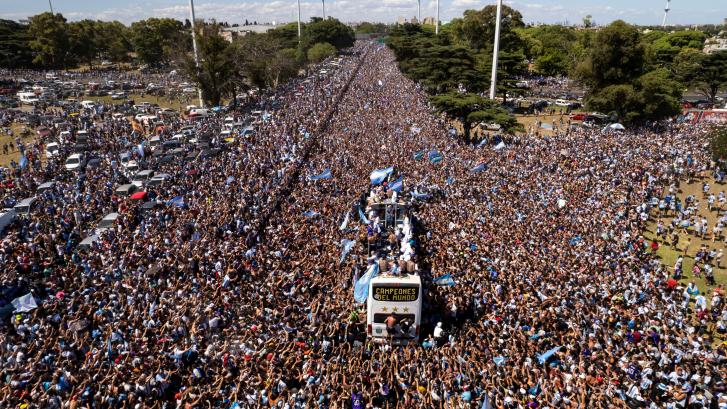 Argentina 'enloquece' con sus campeones del mundo en un desfile que acabó antes de tiempo