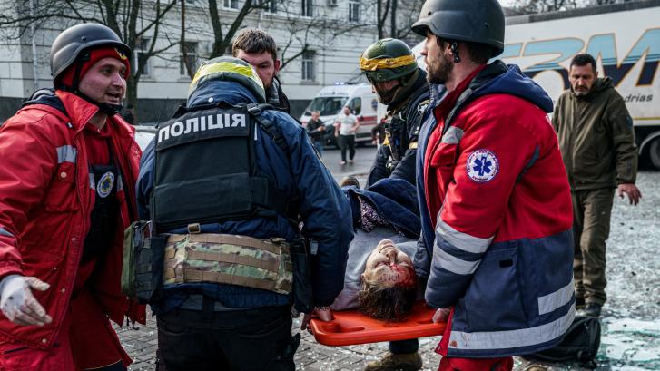 Ucrania eleva a 16 los muertos en las últimas 24 horas por los ataques rusos en Jersón