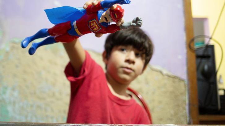 'Superbigote', el muñeco que Maduro regala a los niños y que se parece sospechosamente a él