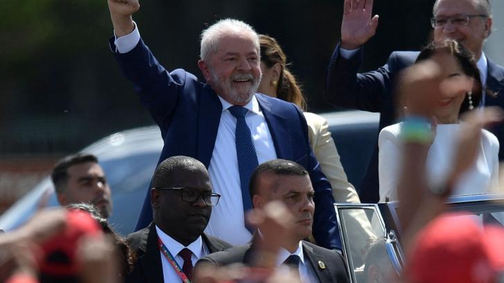 Lula toma posesión como presidente de Brasil prometiendo 