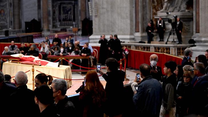 Más de 65.000 personas se despiden de Benedicto XVI en el primer día de capilla ardiente