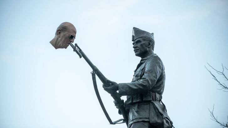 Colocan una cabeza de Franco en la estatua de la Legión de Almeida: