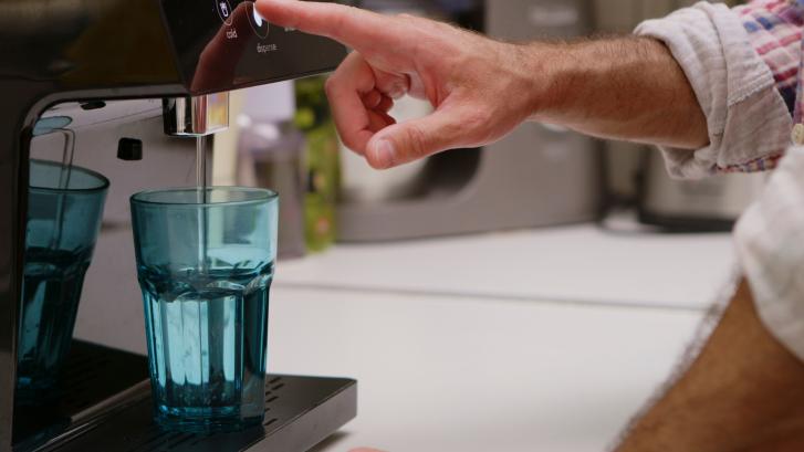 El purificador de agua que elimina casi el 100% de los microplásticos en tiempo récord