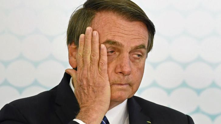 Bolsonaro dice que sus problemas intestinales le harán volver a Brasil antes de lo previsto