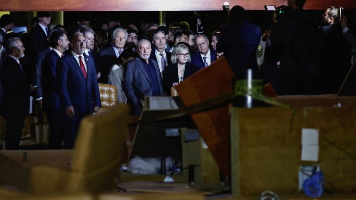 El potente gesto de fortaleza de Lula con los gobernadores de Brasil en el lugar del asalto
